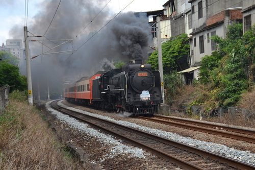 DT668蒸汽機車，正老當益壯的帶著乘客前往目的地，攝於臺鐵中壢站附近的平交道