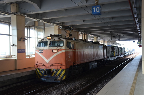 E300型電力機車，牽著軍運列車準備發車，攝於臺鐵七堵站